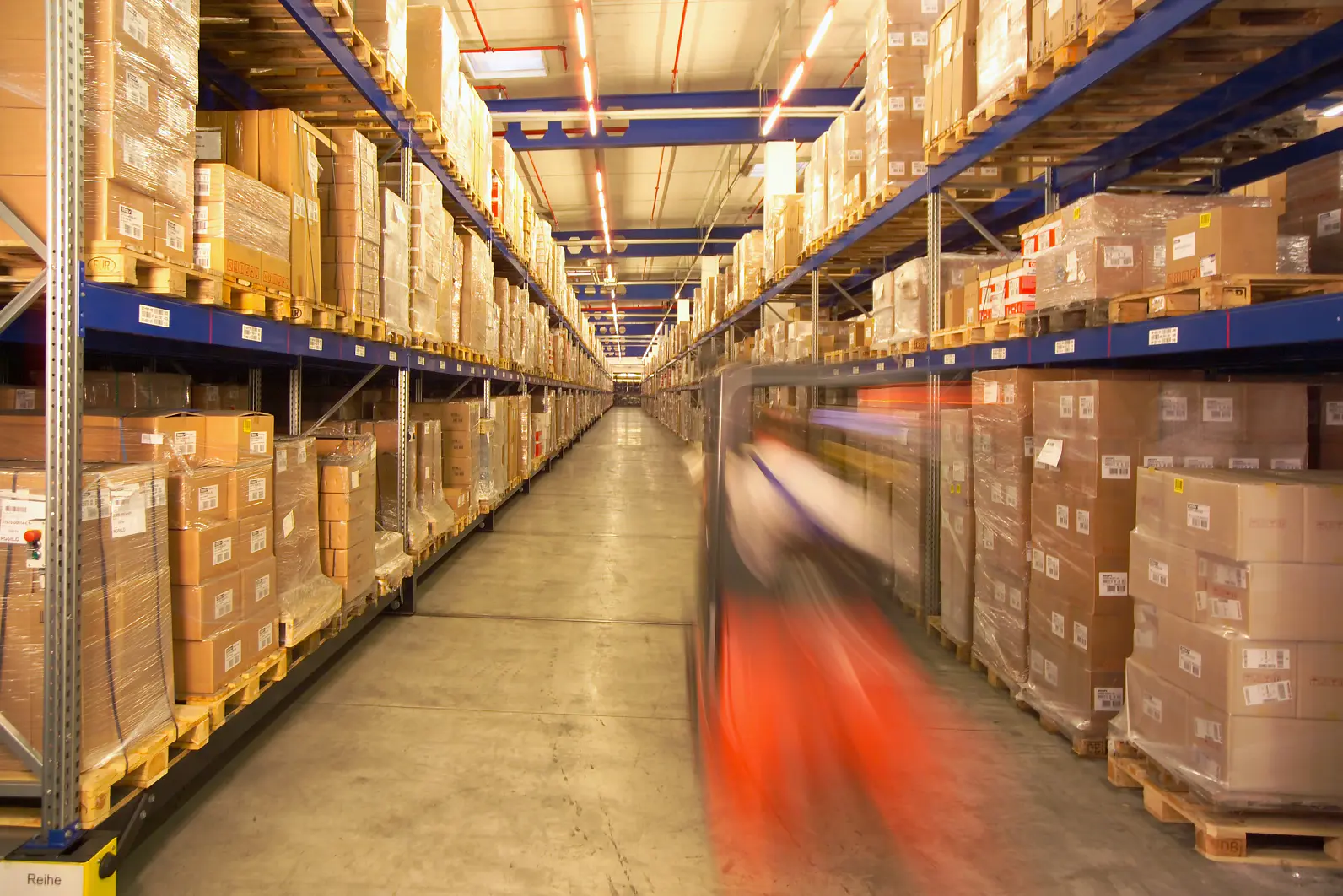 Offenburg'da tesa yüksek raflı deposunu devreye almasını kutlar