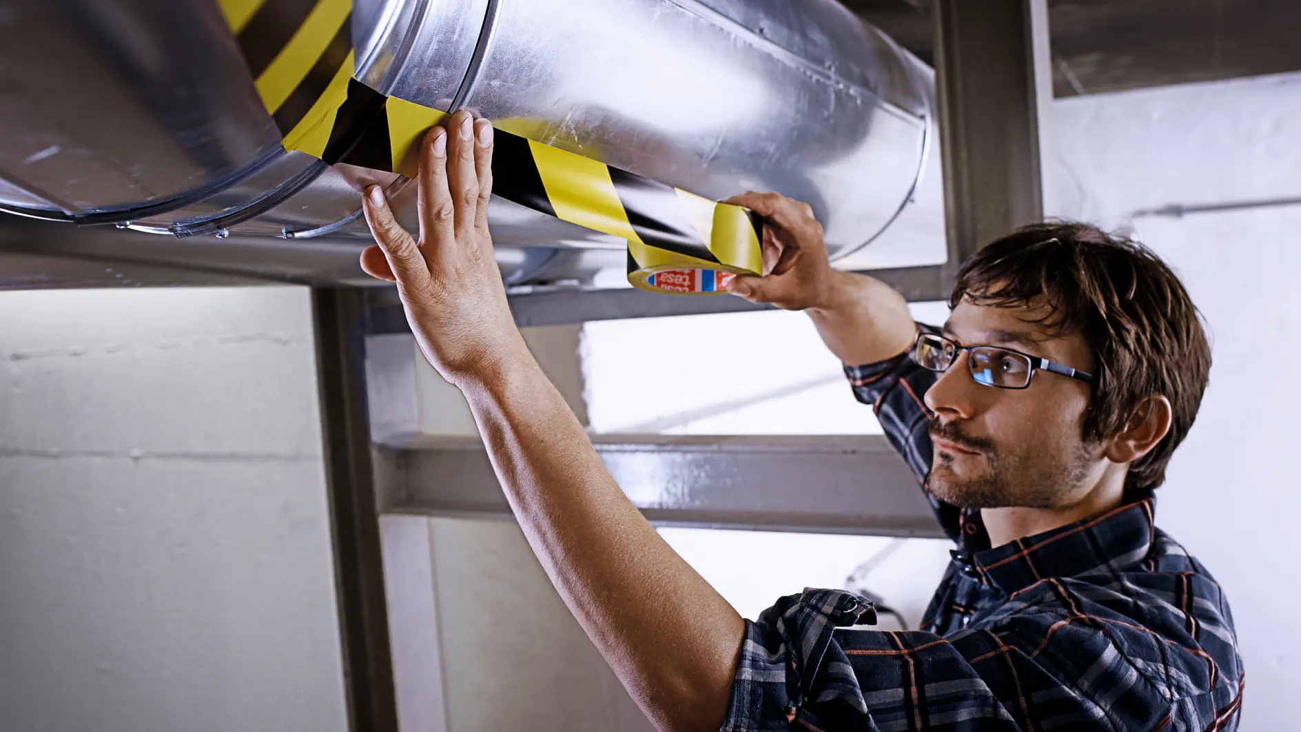 Profesyonel, elle yırtılabilir, sağlam işaretleme ve yüksek yapışma gücüne sahip tesa işaretleme ve ikaz bantları.