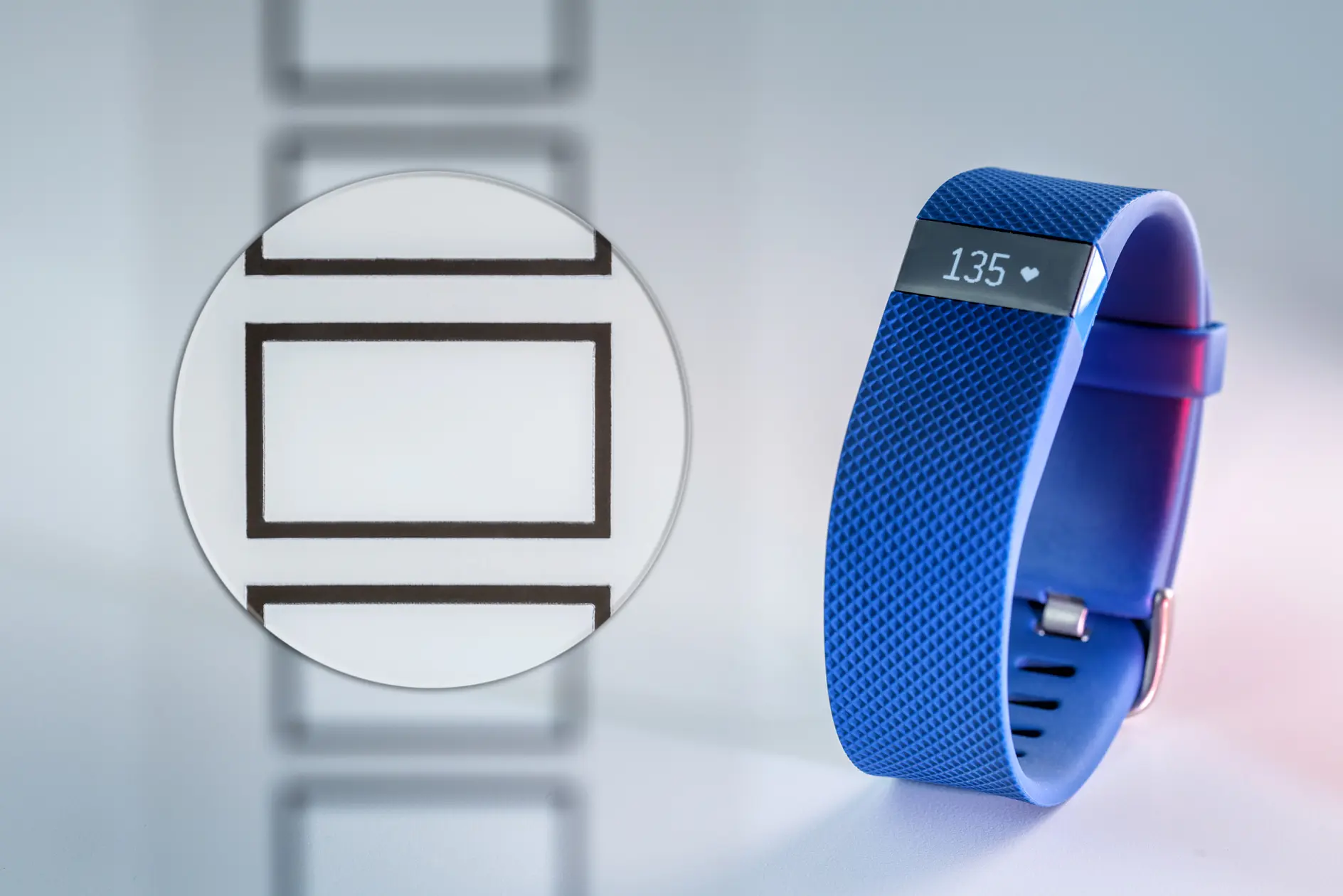 Küçük yapışkan alan, yüksek performans Fitness izleyicilerde kullanılan die-cut’ların güneş kremi ve sabun da dahil olmak üzere farklı maddelere maruz kalmaya karşı dirençli olması gerekmektedir. Tesa ürün aralığı mevcut olarak kalınlığı 50 ila 250 mikrometre arasında olan dört çift taraflı yapışkan banttan oluşmaktadır.