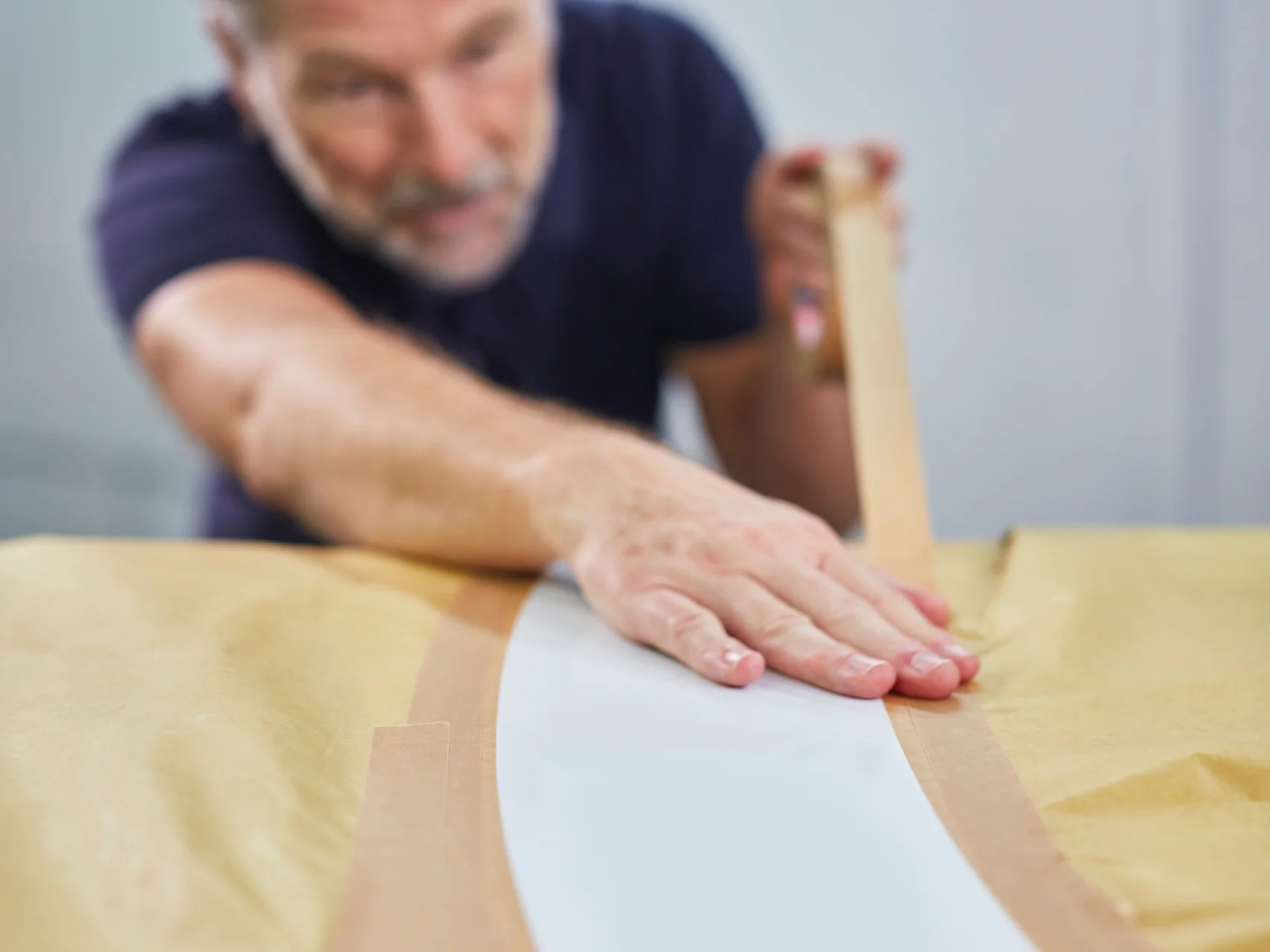 Kağıt maskeler ekleme ve bunları aşırı spreylemeyi önlemek için tesa® 4304 ile sabitleme