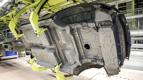tesa sızdırmazlık bantları, yeni Porsche Taycan'ın araç gövdesindeki delikleri kapatıyor. (© Porsche AG / tesa SE)