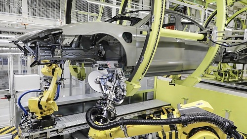 Plastik tapalara alternatif: yapıştırıcı üreticisi tesa'dan bir robotun hızlı ve güvenilir bir şekilde konumlandırdığı sızdırmazlık bantları. (© Porsche AG / tesa SE)