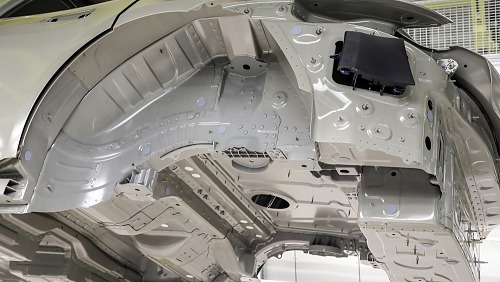 tesa sızdırmazlık bantları, yeni Porsche Taycan'ın araç gövdesindeki delikleri kapatıyor. (© Porsche AG / tesa SE)