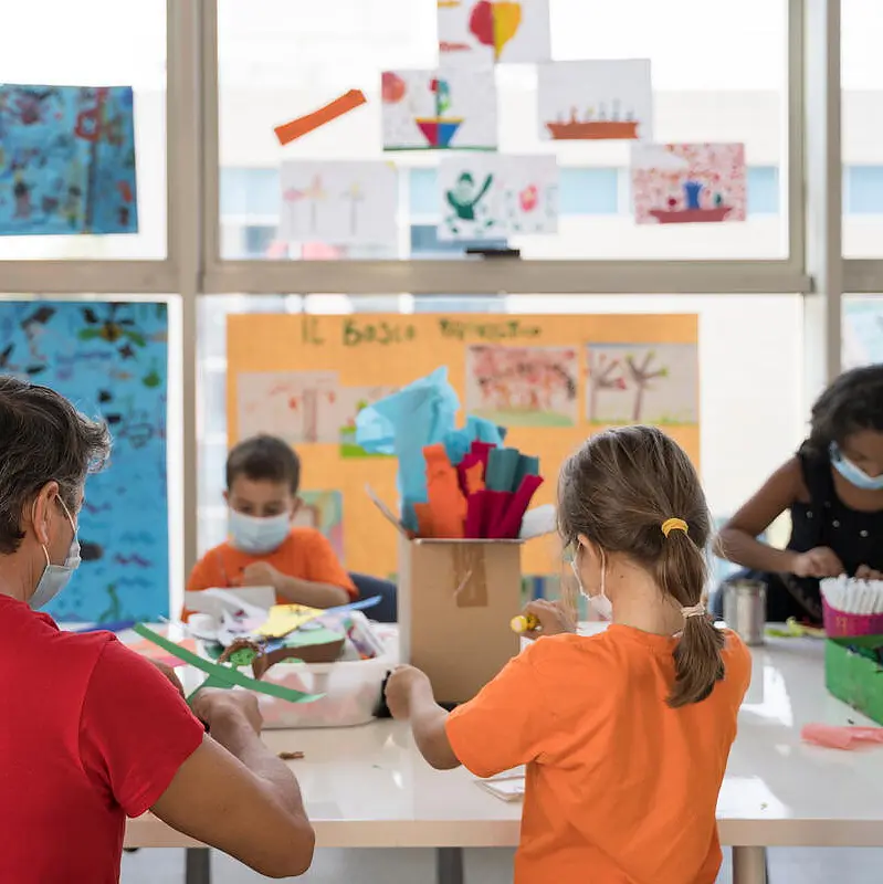 Le immagini mostrano le attività svolte nel Punto Luce di Torre Maura a Roma, in particolare
accompagnamento allo studio, laboratorio creativo, orto e parkour. Ci sono anche foto realizzate nello Spazio Mamme che mostrano una accettazione di una richiesta