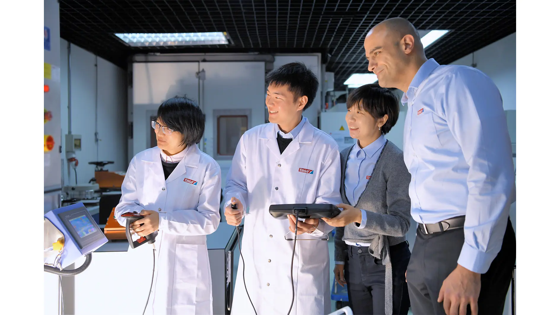 Focusing on the customer: At the Application Solution Center, tesa researchers work with industrial customers to further develop products. The technology group has three facilities like this, one each in China, the United States, and at tesa headquarters.
(Photo: tesa SE. All rights reserved.)