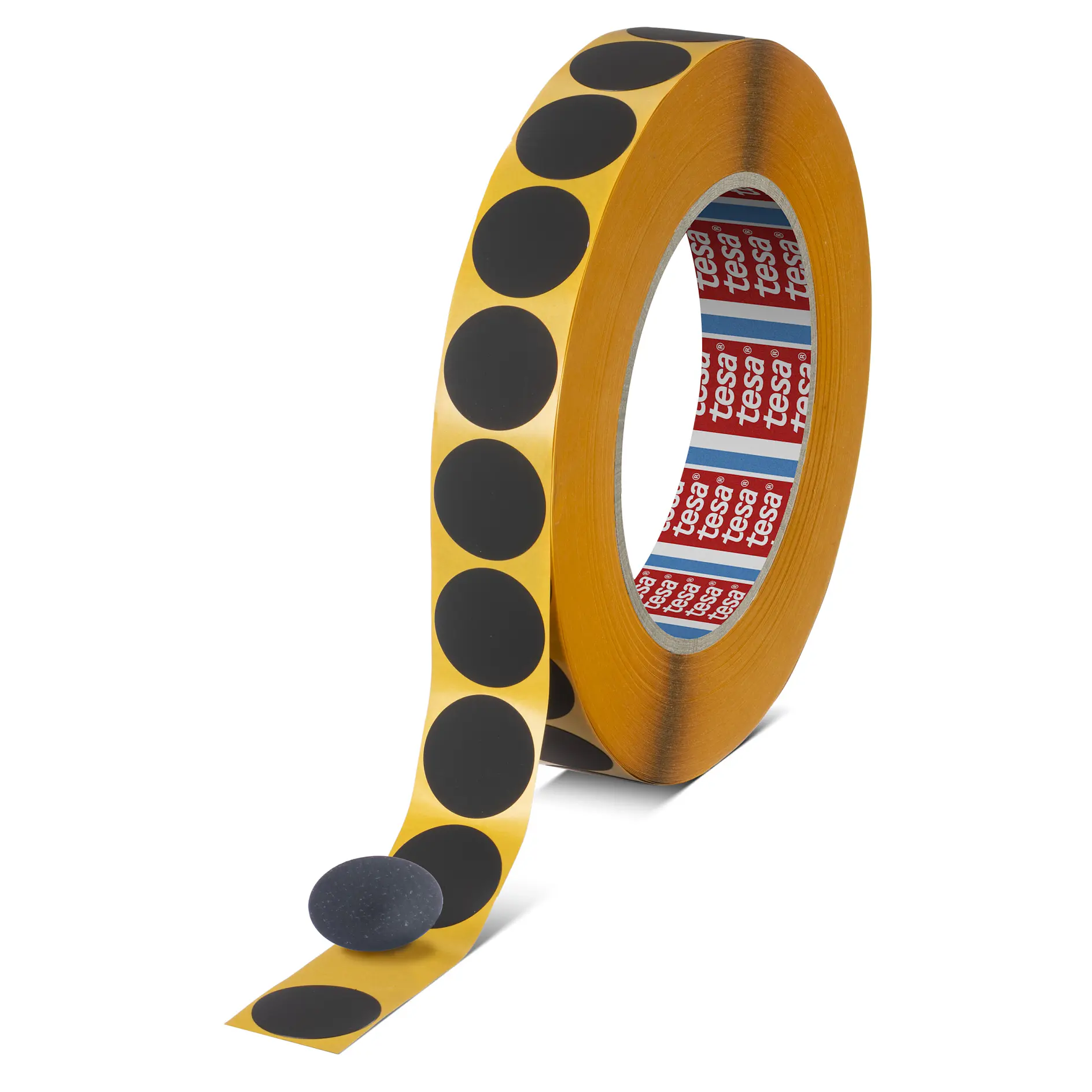 Beyaz arka plan üzerinde, eşit aralıklı siyah yuvarlak noktalarla kaplanmış tesa sarı yapışkan bant rulosu, beyazda izole edilmiş.