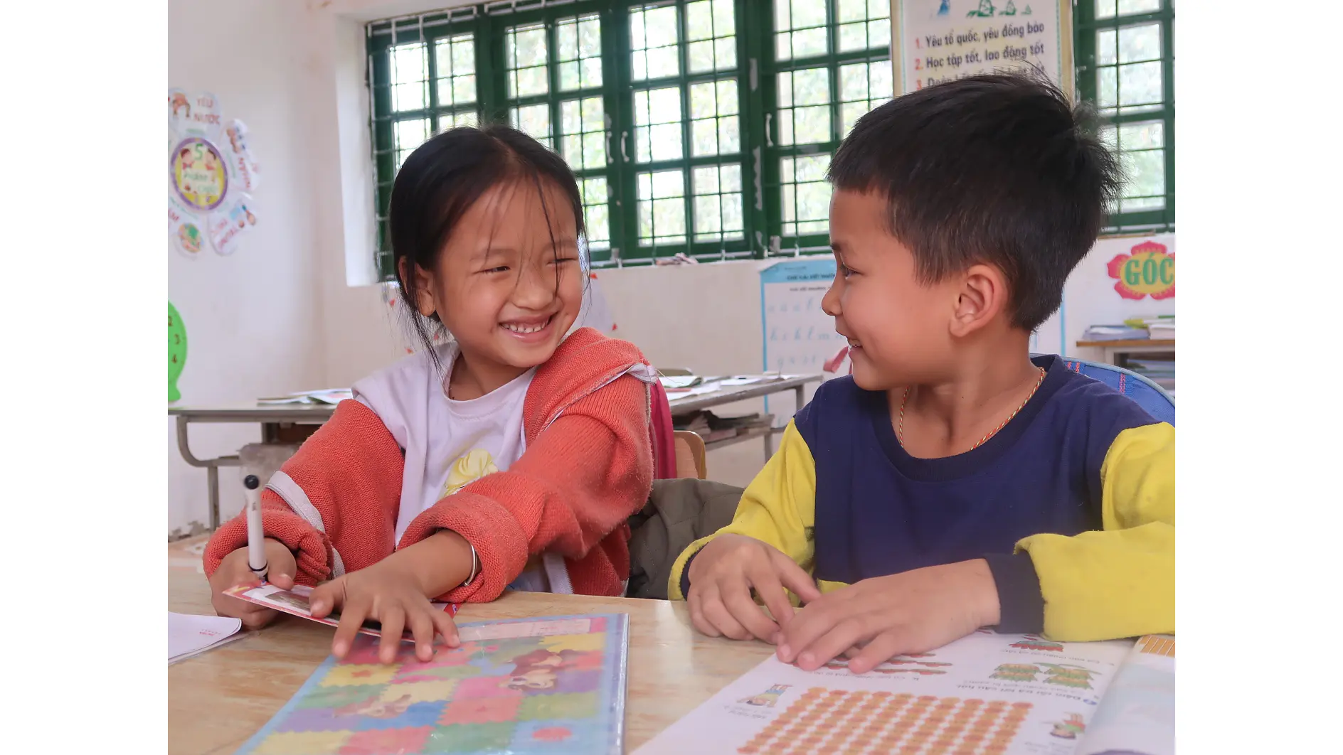 Bu çocuklar Vietnam'daki Sponsorluk programlarından faydalanıyor.
Nhung (7, solda) ve Hoang (7, sağda) teneffüste okumaktan keyif alıyorlar.