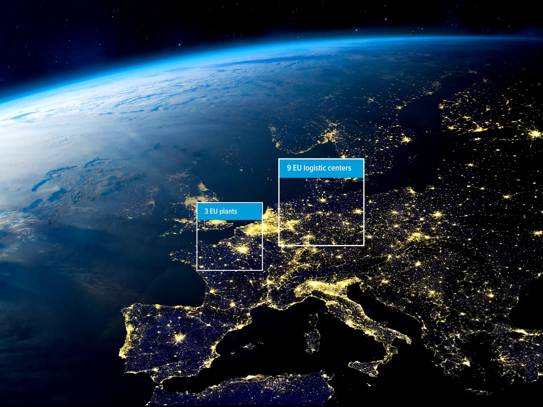 Gece uzaydan Avrupa manzarası, aydınlatılmış şehir ışıklarıyla. Etiketler, Fransa üzerinde 3 AB tesa bant fabrikasını ve Orta Avrupa’da 9 AB tesa bant lojistik merkezini gösteriyor. Dünya'nın ve atmosferin eğrisi görülebiliyor. (This text has been generated by AI)