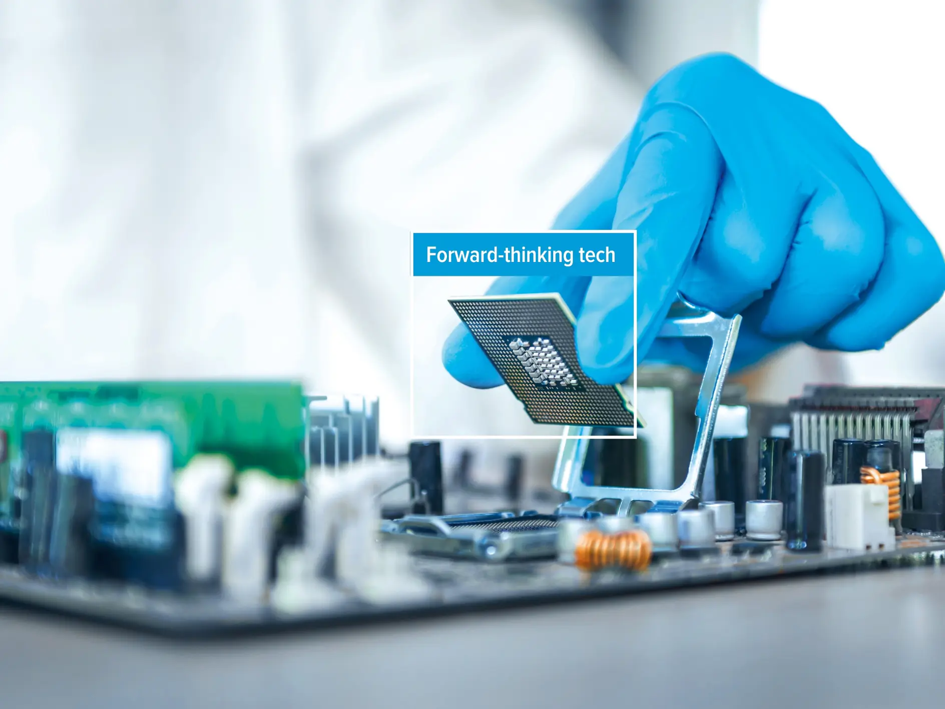 Mavi bir eldiven takan bir kişi, bir bilgisayar işlemcisini tesa bant kullanarak anakarta yerleştiriyor. İşlemcinin üzerinde İleri görüşlü teknoloji ifadesi yer alıyor. (This text has been generated by AI)