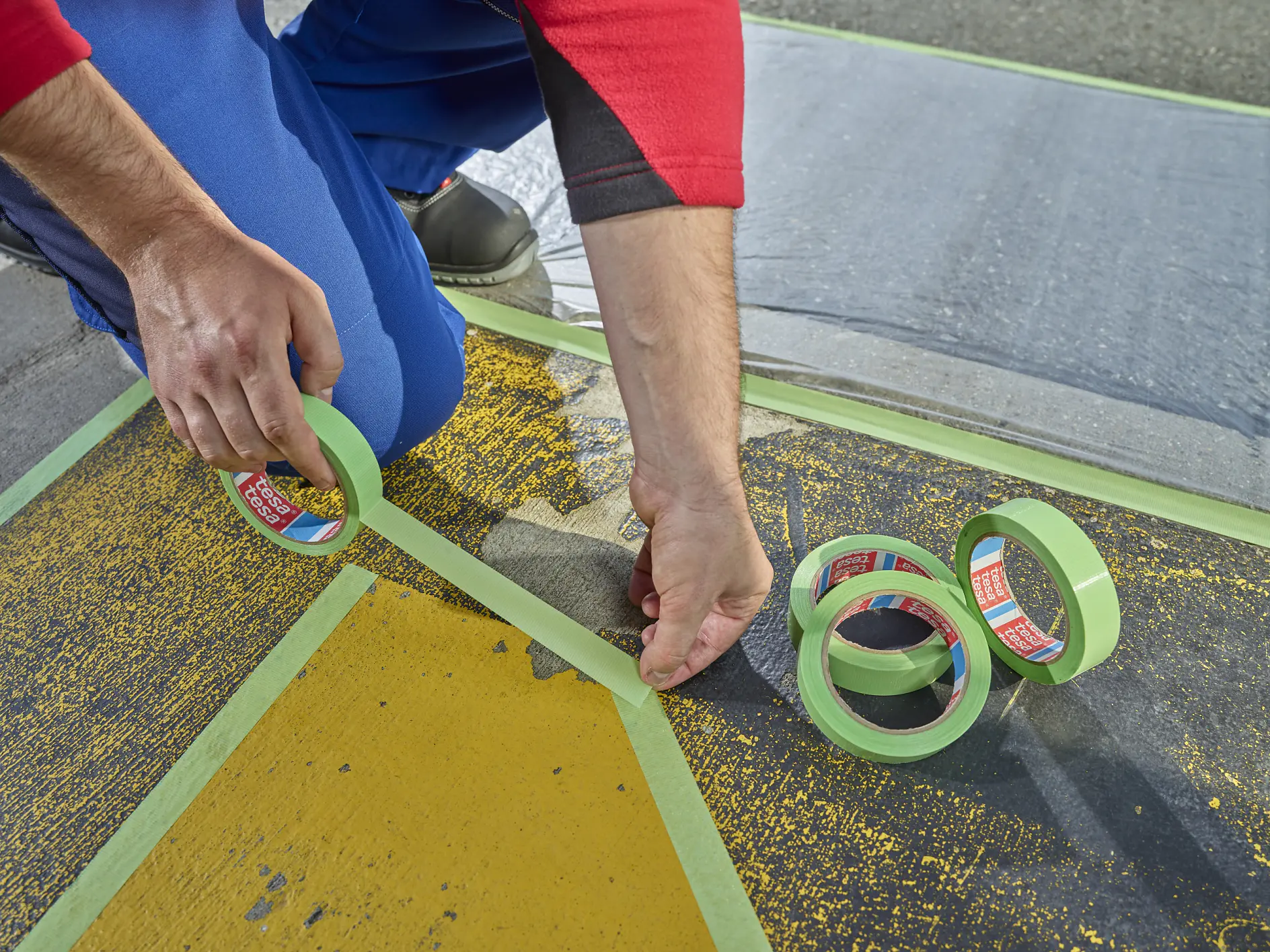 Bir kişinin tesa bantı yapıştırmak için tesa bant kullandığı görünüm. (This text has been generated by AI)