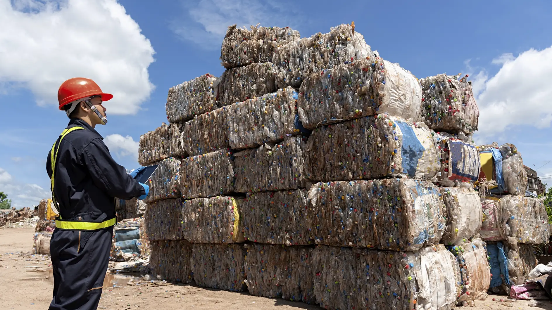 Робочий, що займається переробкою відходів, переробляє матеріал у центрі переробки відходів