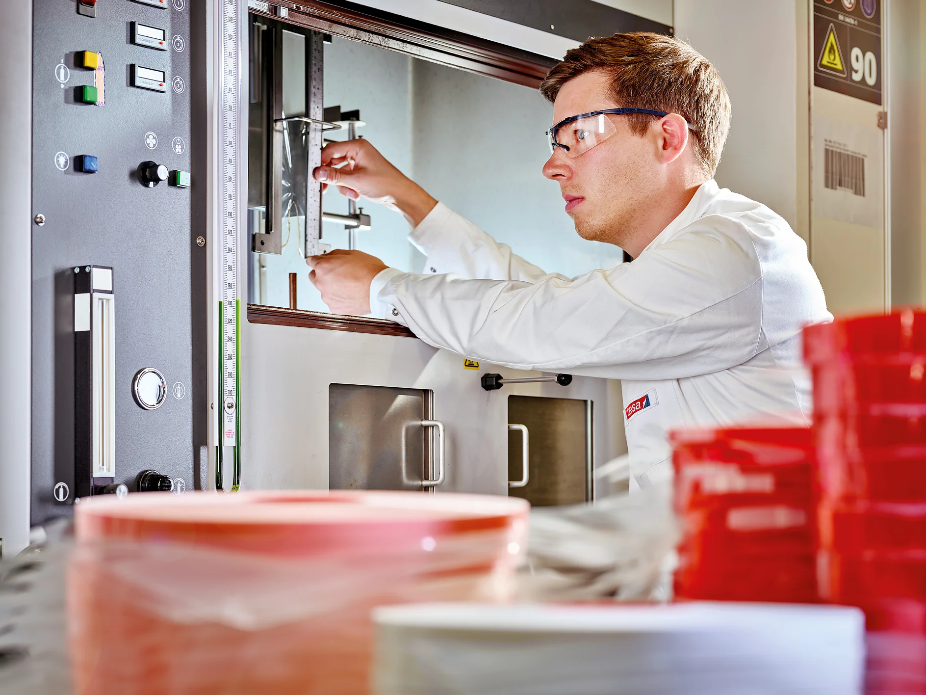 Dr. Felix Budde, member of the research team, working in the lab.